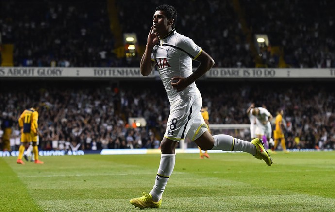 Paulinho comemora gol pelo Tottenham (Foto: AFP)