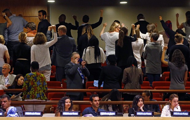 Grupo protesta contra nomeação da Mulher-Maravilha como embaixadora da ONU para promover os direitos femininos (Foto: REUTERS/Carlo Allegri)