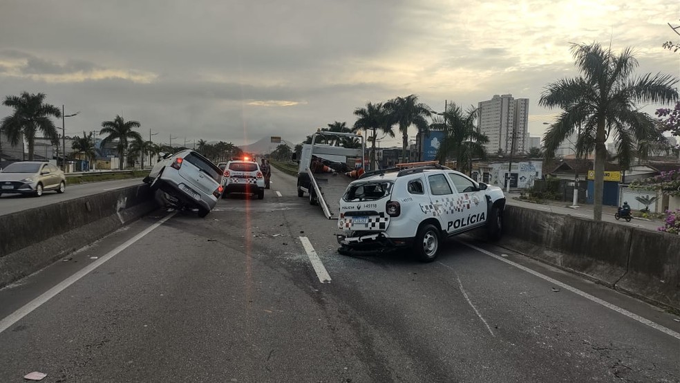 Agentes pararam motorista porque, segundo o sistema de monitoramento, o dono do veículo seria procurado pela Justiça. — Foto: Reprodução/ PG Mil Grau