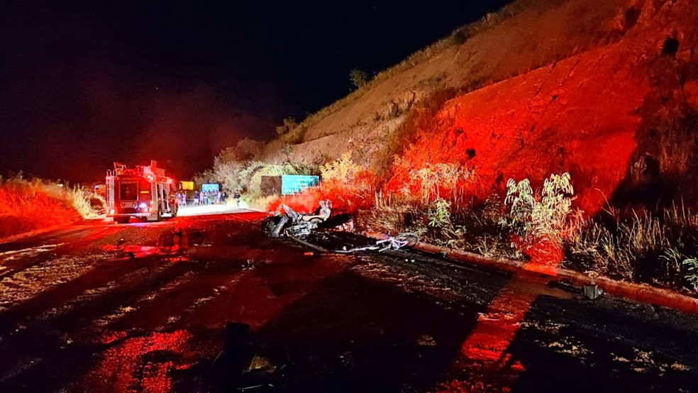 Motorista do carro morreu carbonizado e enteada dele foi arremessada do veículo e morreu no local — Foto: Corpo de Bombeiros/Divulgação