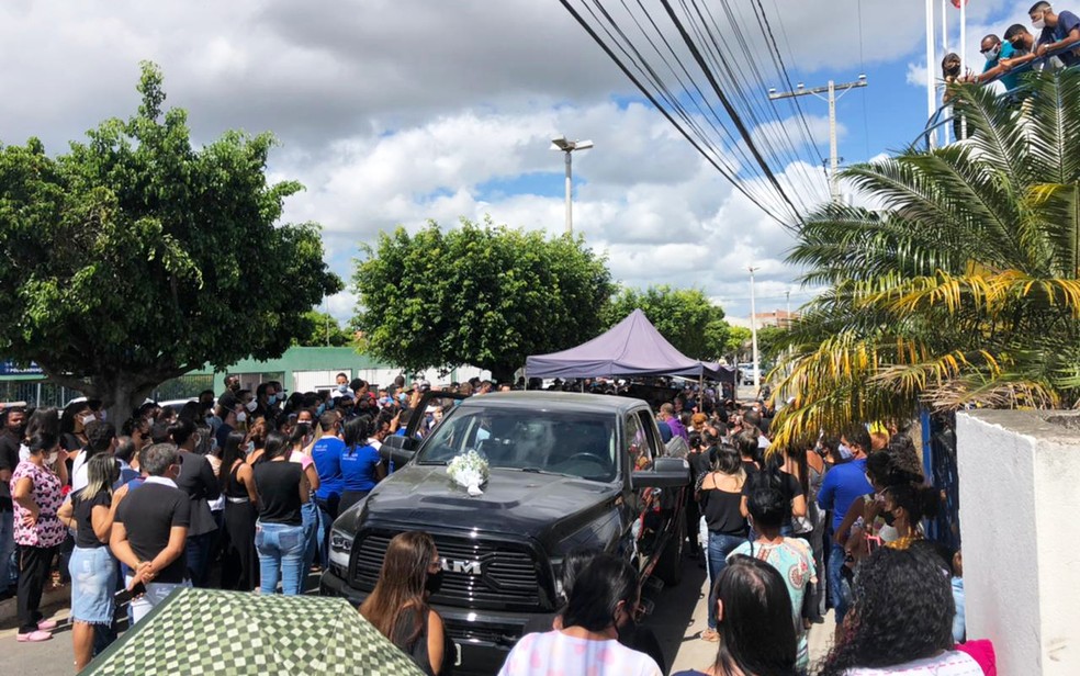 Multidão acompanhando cortejo em Araci, com corpo de médico morto na Bahia — Foto: Bruna Evangelho/TV Subaé