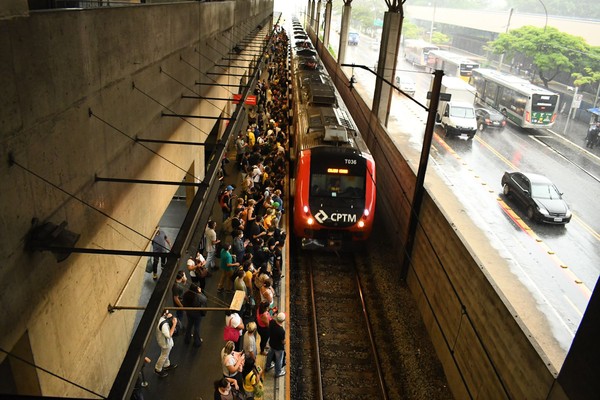 Usuários da CPTM embarcam em trem da Linha 12-Safira — Foto: EDI SOUSA/ATO PRESS/ESTADÃO CONTEÚDO