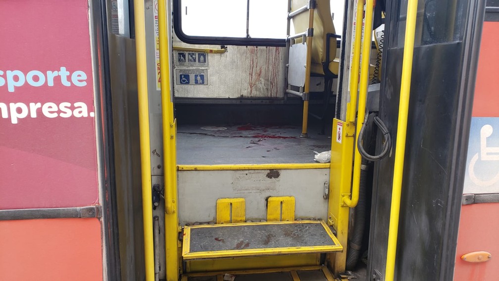 Ônibus com marcas de sangue, após homem invadir e esfaquear quatro pessoas, na BR 040 — Foto: Danilo Girundi/ TV Globo