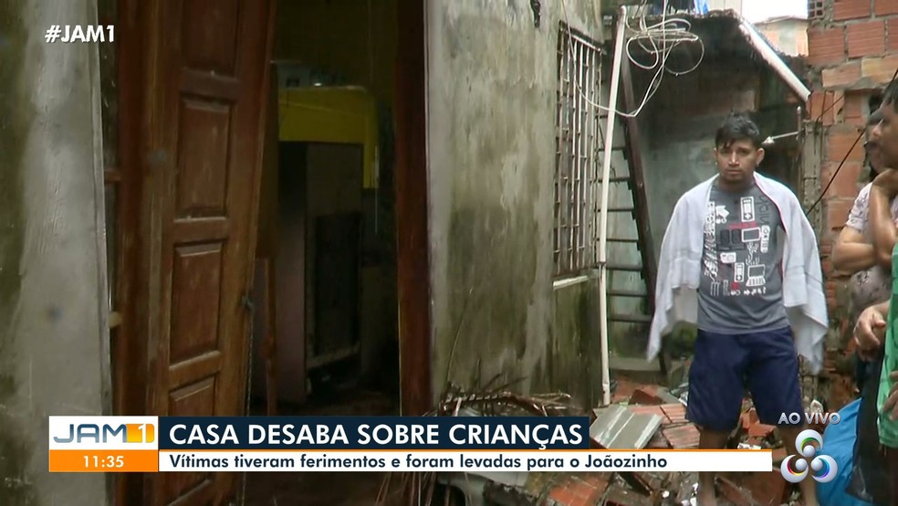 Água chegou próximo do teto da casa. — Foto: Reprodução/Rede Amazônica