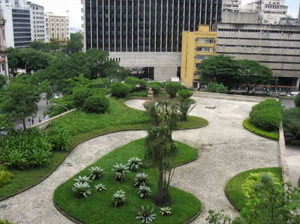 Burle Marx criou os jardins e os terraços do Ministério da Educação e Saúde, atual Palácio Gustavo Capanema, no RJ, em 1938. Este projeto conduziu ao imediato reconhecimento de Burle Marx como criador do jardim tropical moderno ou em estilo brasileiro 