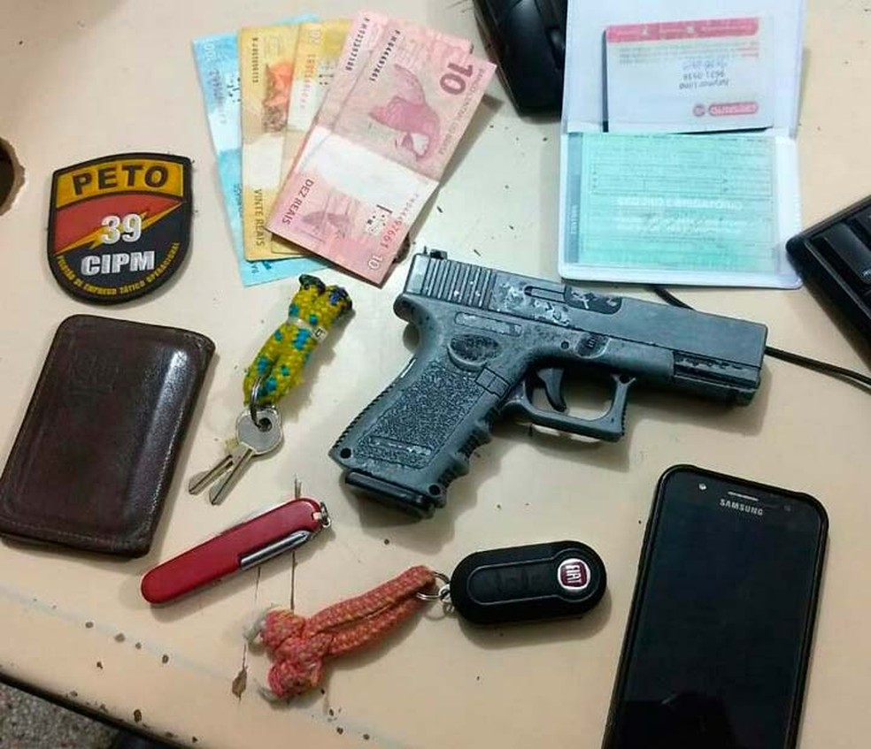 Arma falsa, um canivete, celulares e R$ 220 foram apreendidos co o suspeito na Bahia (Foto: DivulgaÃ§Ã£o/SSP-BA)