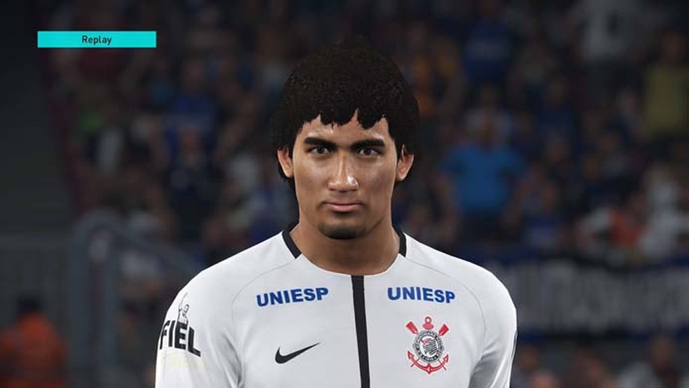 O bom zagueiro Pablo também não tem rosto real nem penteado adequado em PES 2018 (Foto: Reprodução/Murilo Molina)