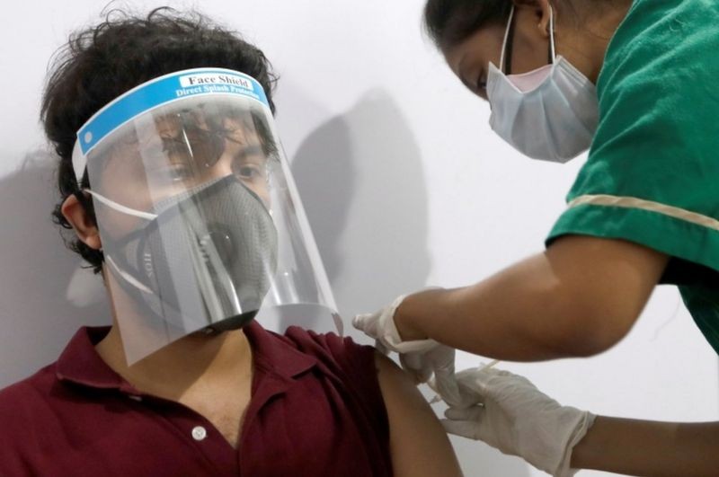 BBC - Alguns tiveram a sorte de serem vacinados em Mumbai em 1º de maio, apesar da escassez crônica de vacinas (Foto: Reuters via BBC)