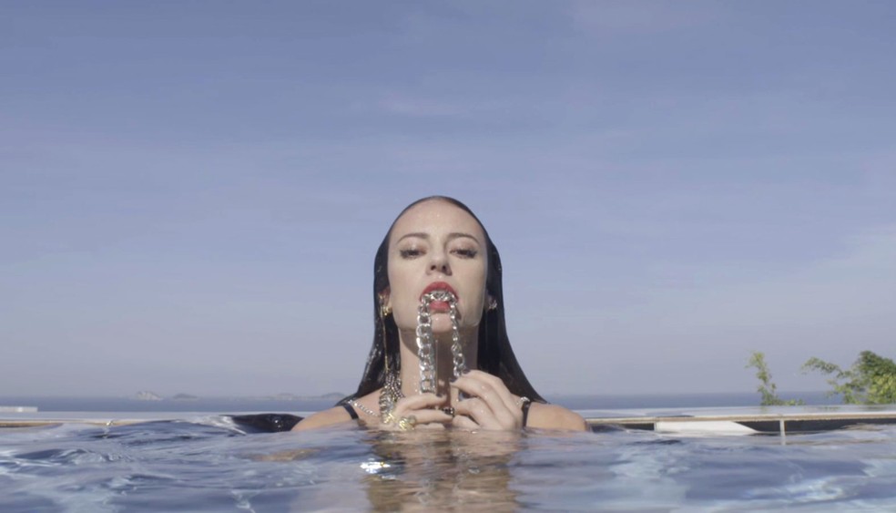 A digital influencer Vivi Guedes participa de sessão de fotos com tema moda praia — Foto: TV Globo