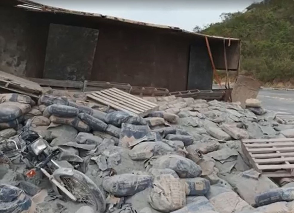 Caminhão tombou no sudoeste da Bahia e carga de cimento caiu em cima de motociclista que passava por rodovia — Foto: Reprodução/Polícia Militar