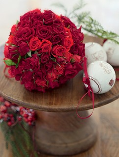 Uma bola de isopor espetada com rosas rende um arranjo que faz vista