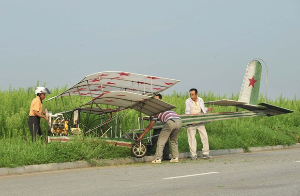 Ding gastou cerca de 2 mil yuans (R$ 753) para construir a aeronave de 5 metros de comprimento, 4,5 metros de altura (Foto: Sheng Li/Reuters)