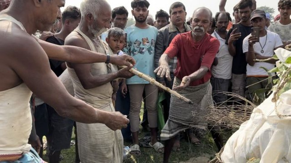 Família de trabalhador nepalês morto durante construção de estádio no Catar realizou ritos fúnebres depois que seu caixão foi trazido de volta ao Nepal — Foto: BBC