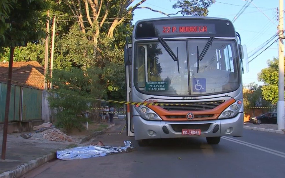 Mulher é morta a tiros dentro de ônibus em distrito de Marília — Foto: TV TEM/Reprodução