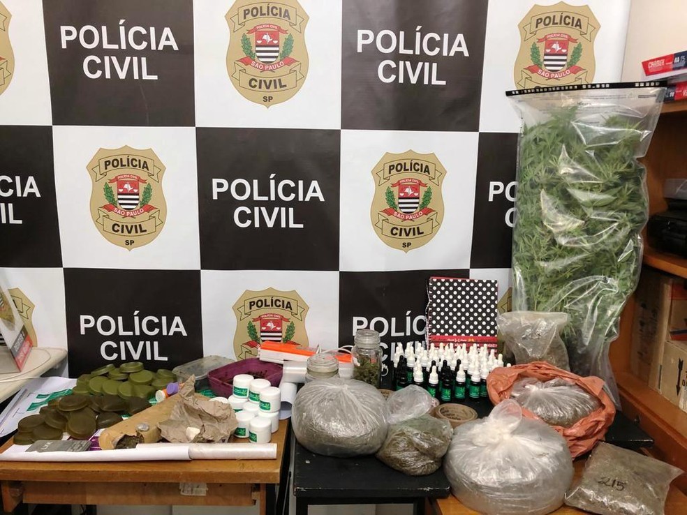 Outras drogas, dinheiro e materiais para embalar entorpecentes foram apreendidos em Marília — Foto: Polícia Civil/ Divulgação