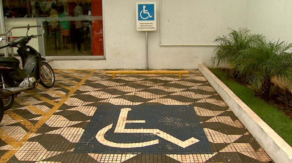 Motorista que for pego estacionado irregularmente vai ser processado pelo MP em Ribeirão Preto, SP — Foto: Reprodução/EPTV