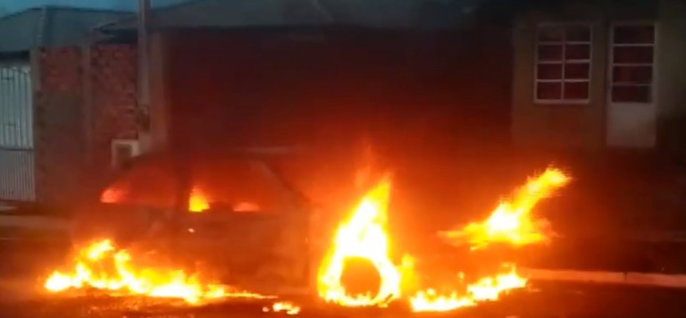 Carro é destruído por incêndio em rua  de São Carlos 