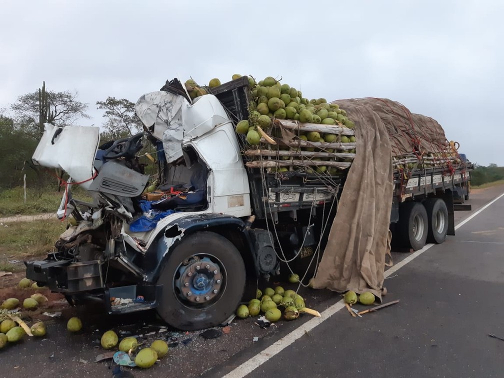 Acidente Entre Carreta E Caminh O Deixa Quatro Mortos No Norte Da Bahia Cabine De Um Dos