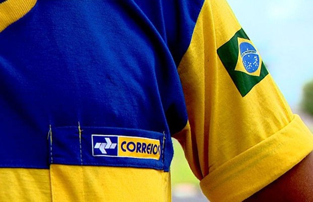 Uniforme de carteiro dos Correios, estatal que planeja entrar no setor de telecomunicações até novembro de 2014. (Foto: Reprodução/EPTV)