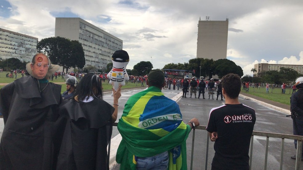 Grupos favoráveis e contrários a Lula se provocam nas grades que dividem a Esplanada (Foto: Ana Luiza de Carvalho/G1)