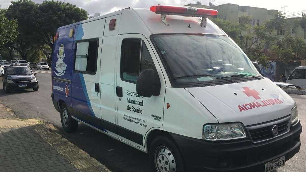 Mulher suspeita de roubar dinheiro na saÃ­da de banco estava ferida e foi levada para o hospital pela PM com apoio de uma ambulÃ¢ncia â€” Foto: Priscylla Miranda/Inter TV Cabugi