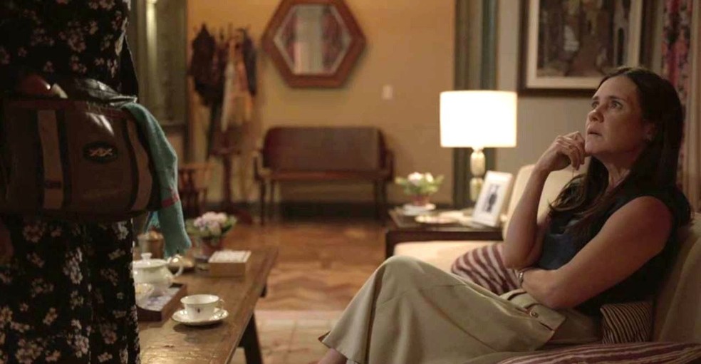 Thelma (Adriana Esteves) fica em choque em 'Amor de Mãe' — Foto: Globo