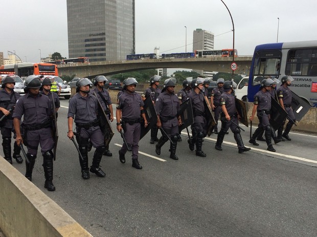 PMs acompanham protesto (Foto: Márcio Pinho/G1)