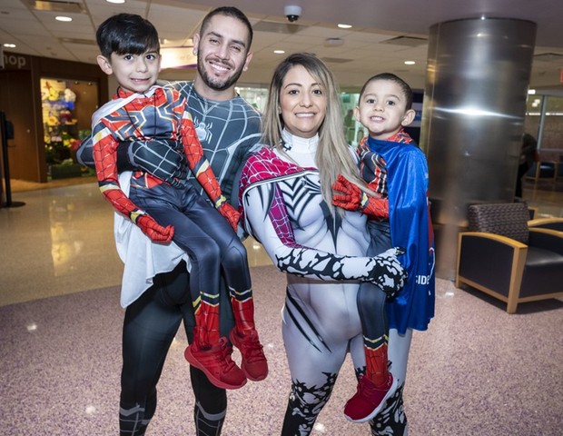 Família se veste de super-herói para apoiar tratamento de Leone, 3 (Foto: Reprodução/wfaa.com)