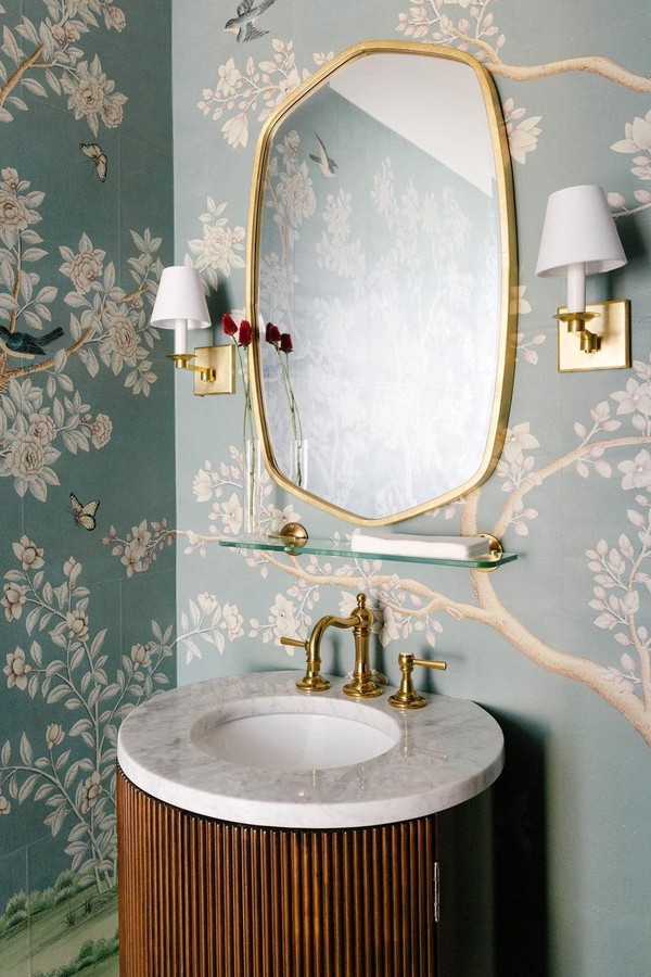Décor do dia: lavabo com papel de parede floral e metais dourados (Foto: Divulgação)