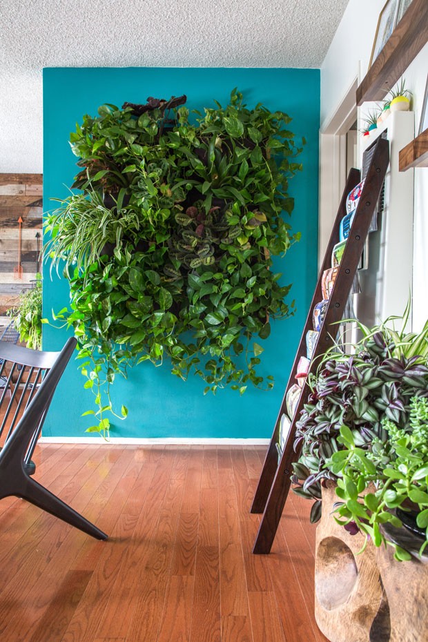 Madeira e muitas plantas decoram apartamento na Califórnia (Foto: Divulgação)