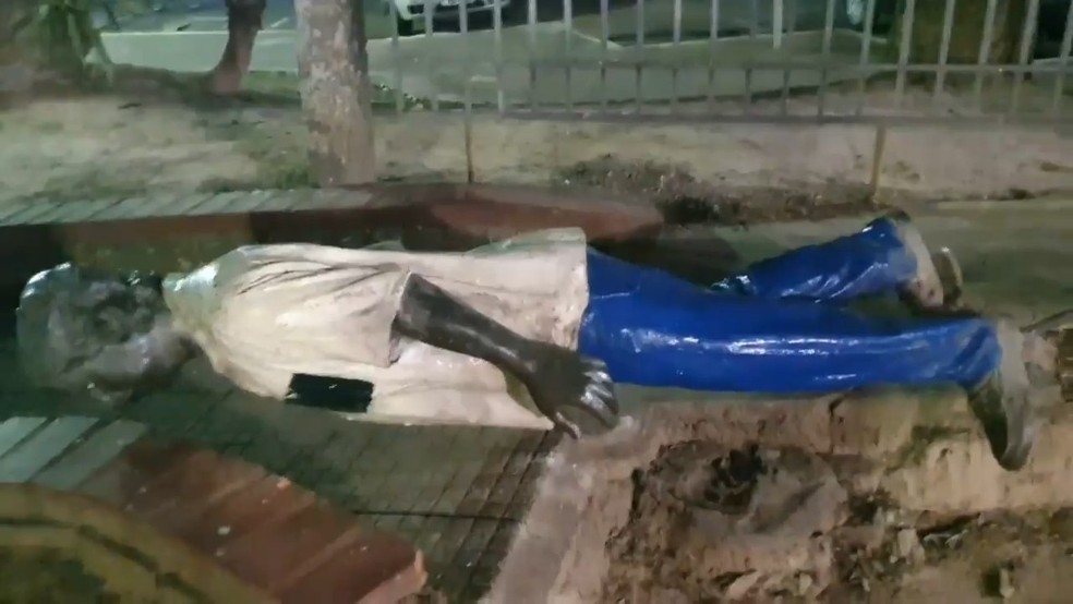 Imagem de Chico Mendes sofre com ação de vândalos em Rio Branco — Foto: Reprodução