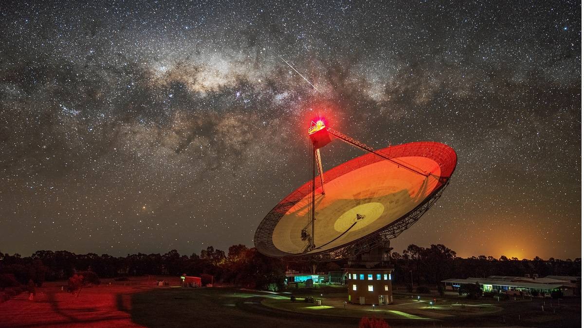 Complexo de 64 metros situado na Austrália, radiotelecópio Parkes Murryiang, da CSIRO, foi uma das ferramentas utilizadas no estudo (Foto: CSIRO / A. Cherney)