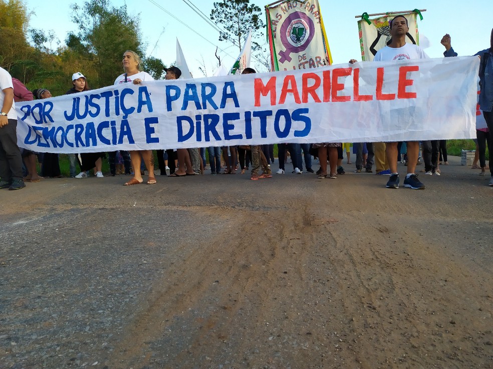Manifestantes fecham via em Mariana neste dia 5 de novembro  — Foto: MAB/Divulgação 