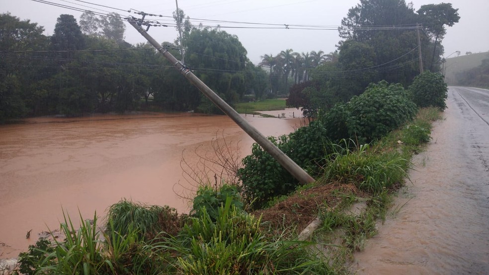 Forte chuva com ventos derruba postes e deixa alagamentos em bairros de Monte Sião — Foto: Defesa Civil