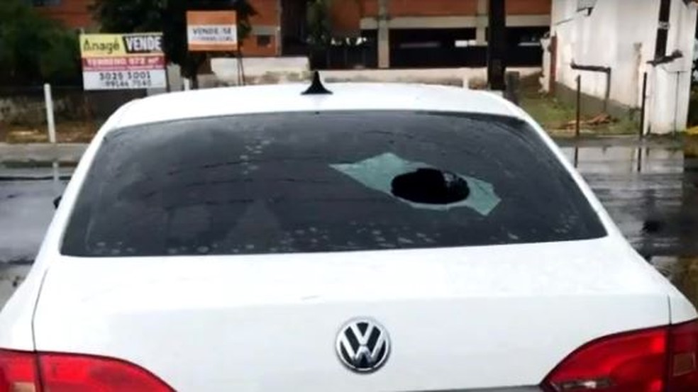 Carro atingido por granizo em Joinville  Foto: Reproduo/ NSC TV