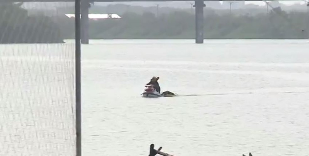 Populares encontram corpo boiando na Baía de São Marcos, em São Luís. — Foto: Reprodução/TV Mirante.