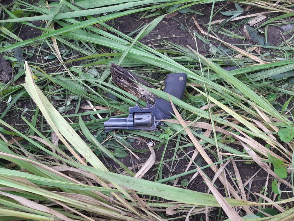 Arma de fogo de um deles foi encontrada e recolhida pela polícia em Imperatriz — Foto: Divulgação/Polícia Rodoviária Federal