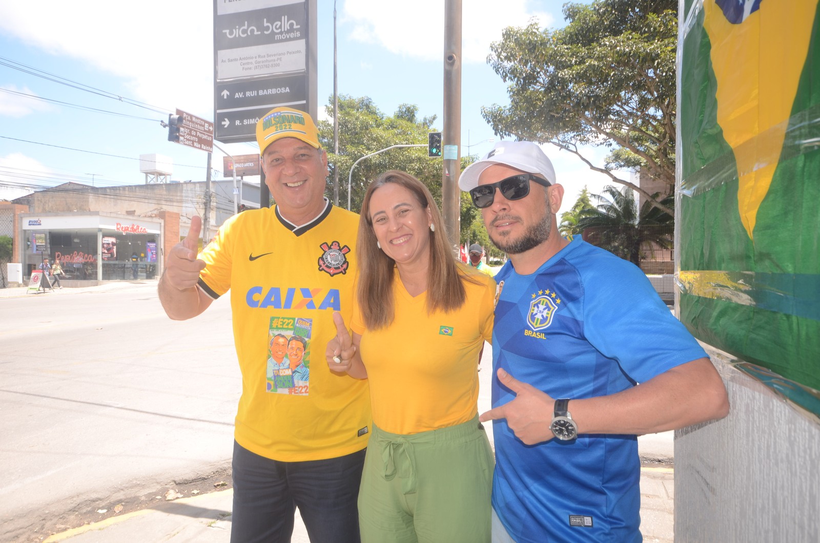 Em Garanhuns (PE), apoiadores do presidente Jair Bolsonaro (PL) vão às ruas com camisas do Brasil