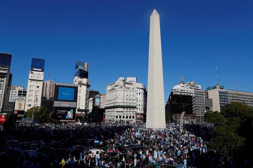 Multidão protesta contra o governo da Argentina em Buenos Aires nesta segunda-feira (17) — Foto: Agustin Marcarian/Reuters