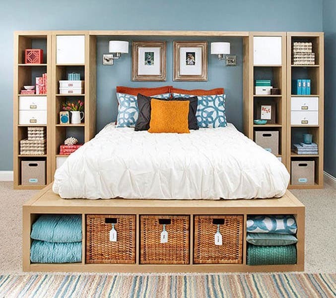 A cama foi construída com as mesmas estantes que emolduram a cabeceira (Foto: Pinterest/ @apieceofrainbow)