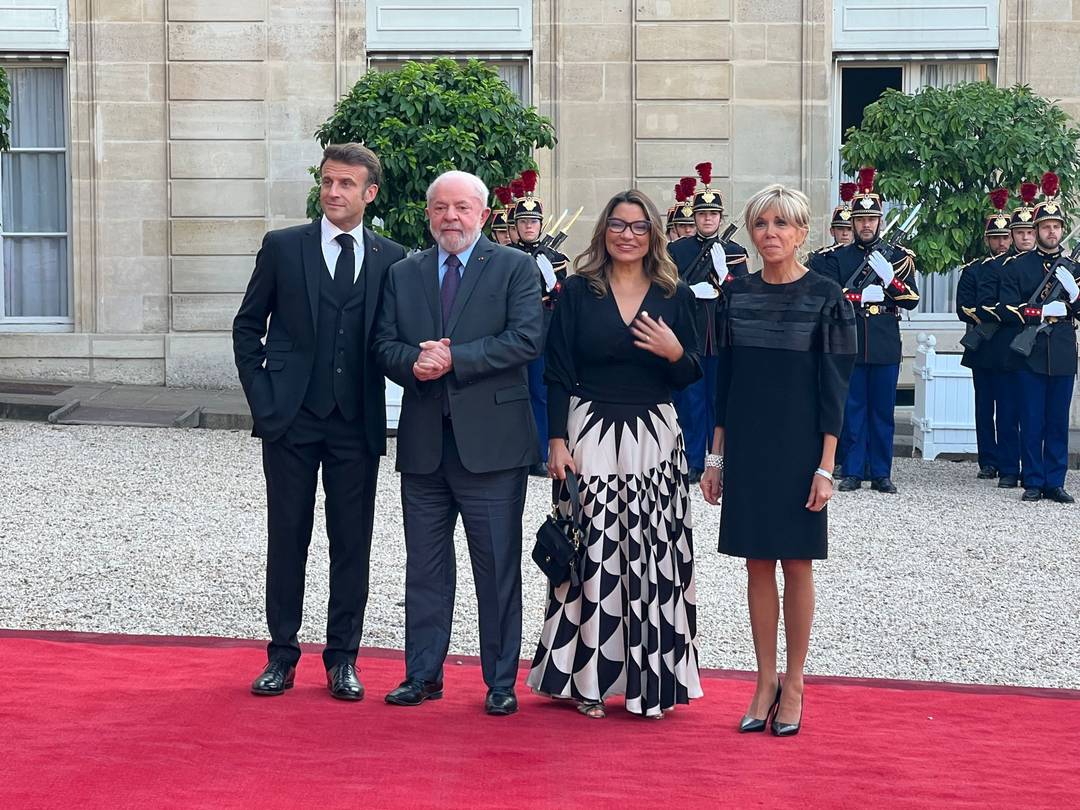 Presidente Lula e primeira-dama Janja são recebidos pelo presidente da França, Emmanuel Macron e a primeira-dama francesa, Brigitte Macron
