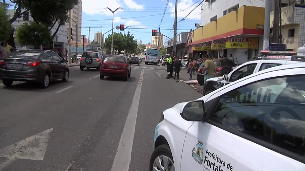 Ex-policial foi atropelado por um ônibus na Av. Domingos Olímpio (Foto: Reprodução/TVM)