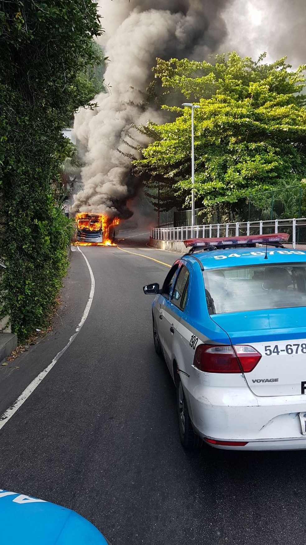 Ônibus incendiado na Avenida Niemeyer nesta quinta (25) (Foto: Arquivo Pessoal)