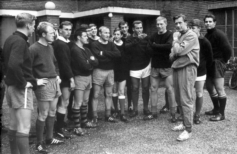 Vic Buckinham e Johan Cruyff em 1964 — Foto: Leonardo Miranda