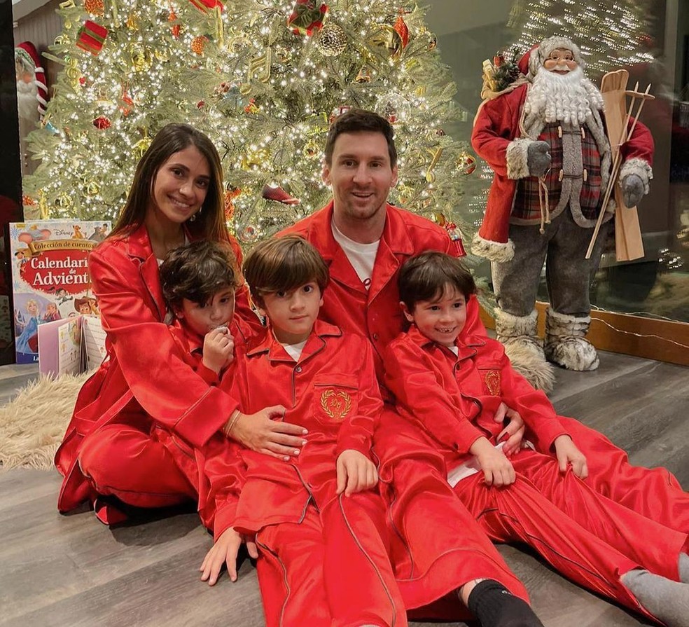 Messi em foto postada no Natal, ao lado da esposa e dos filhos — Foto: Reprodução/Instagram