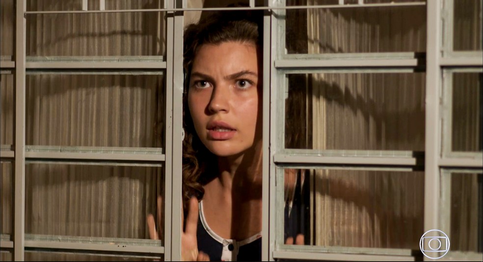 Rita (Alanis Guillen) ouve barulho na janela, vai ver quem é e encontra Rui (Romulo Arantes Neto) na porta de sua casa, em 'Malhação - Toda Forma de Amar' — Foto: TV Globo