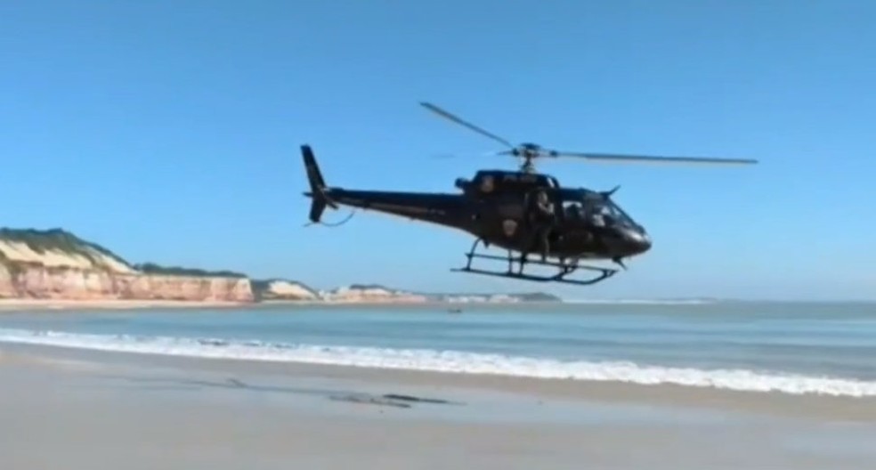 Helicóptero Potiguar 1 sobrevoa falésias do Litoral Sul equipado com LaserScan e drones — Foto: Reprodução
