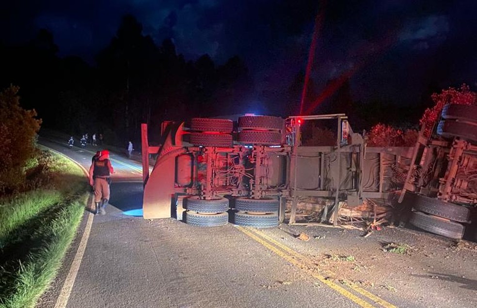 Cinco pessoas morrem após acidente entre carros e caminhão carregado de toras — Foto: PRE