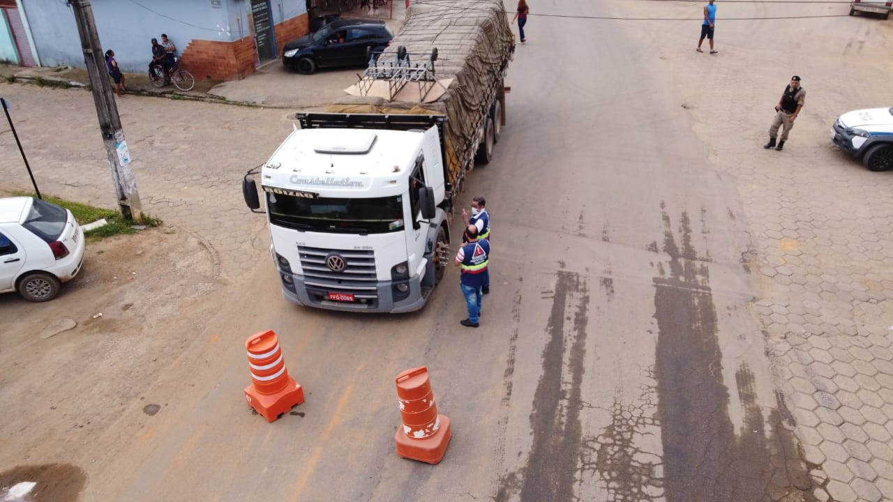 Prefeitura de Timóteo monta barreiras para evitar trânsito de veículos pesados