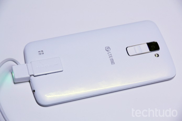 LG K10 tem botões na parte traseira como o LG G4 (Foto: Marlon Câmara/TechTudo)